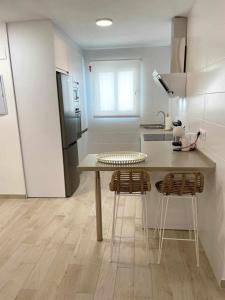 A kitchen or kitchenette at Piso Azonaicas Centro Tendillas