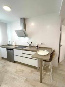 A kitchen or kitchenette at Piso Azonaicas Centro Tendillas