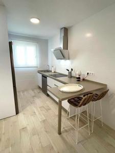 A kitchen or kitchenette at Piso Azonaicas Centro Tendillas