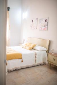 sypialnia z łóżkiem z białą pościelą i oknem w obiekcie Casa Valeriana w mieście Sava
