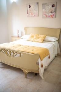 een slaapkamer met een groot bed in een kamer bij Casa Valeriana in Sava
