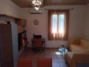 sala de estar con sofá y mesa en Sweet home of Kefalonia, en Agia Efimia