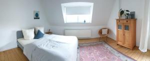 a bedroom with a bed and a window and a rug at Pferdekopfhaus in Traben-Trarbach