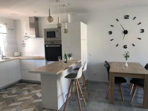 A kitchen or kitchenette at Encantador apartamento residencial con piscina