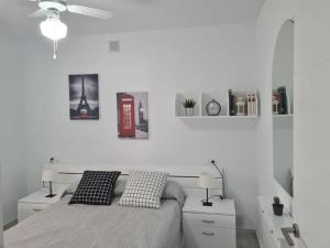 A bed or beds in a room at Encantador apartamento residencial con piscina