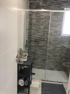 A bathroom at Encantador apartamento residencial con piscina