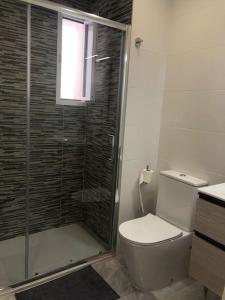 A bathroom at Encantador apartamento residencial con piscina