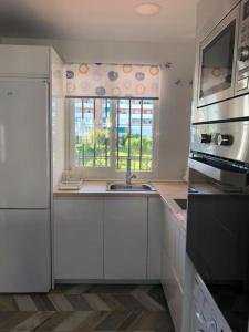 A kitchen or kitchenette at Encantador apartamento residencial con piscina