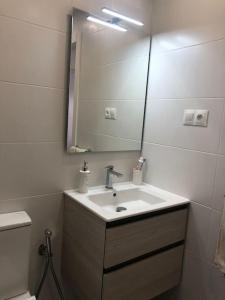 A bathroom at Encantador apartamento residencial con piscina