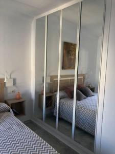 A bed or beds in a room at Encantador apartamento residencial con piscina
