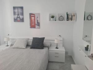 A bed or beds in a room at Encantador apartamento residencial con piscina