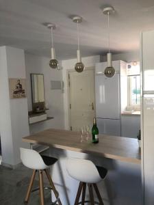 A kitchen or kitchenette at Encantador apartamento residencial con piscina