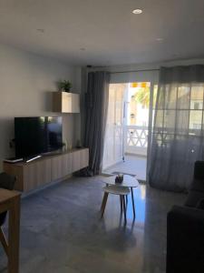 A television and/or entertainment centre at Encantador apartamento residencial con piscina