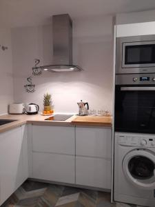 A kitchen or kitchenette at Encantador apartamento residencial con piscina