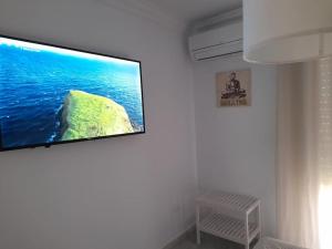 A television and/or entertainment centre at Encantador apartamento residencial con piscina