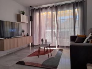 A television and/or entertainment centre at Encantador apartamento residencial con piscina