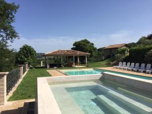 Bazén v ubytovaní Agriturismo Caiferri con spa alebo v jeho blízkosti