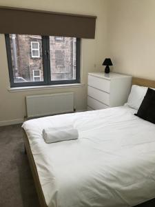 Llit o llits en una habitació de Apex Fox Street Apartment with Free Parking