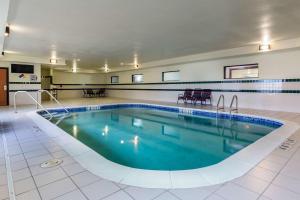 een groot zwembad in een grote kamer bij Comfort Inn & Suites Decatur-Forsyth in Forsyth