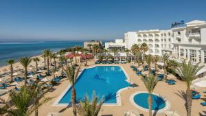 Изглед към басейн в Radisson Blu Resort & Thalasso Hammamet или наблизо