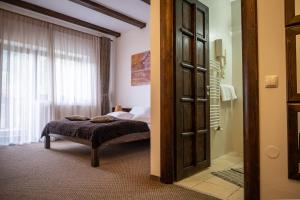 Postel nebo postele na pokoji v ubytování Transylvanian Inn