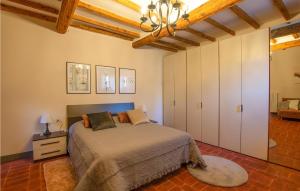 A bed or beds in a room at Cozy Home In Barberino Del Mugello