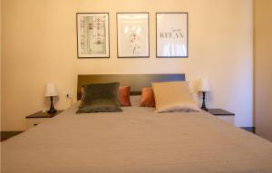 A bed or beds in a room at Cozy Home In Barberino Del Mugello