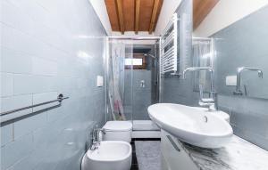 A bathroom at Cozy Home In Barberino Del Mugello