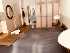 A bed or beds in a room at Downtown Apartment