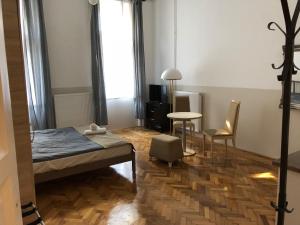 1 dormitorio con 1 cama, mesa y sillas en Downtown Apartment, en Budapest