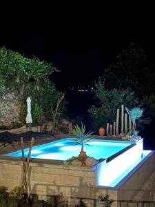 una piscina iluminada por la noche en Casa de Caneiro, en Cabeceiras de Basto