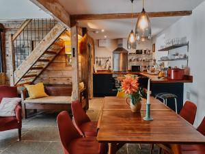 - une salle à manger avec une table et des chaises en bois dans l'établissement The Hayloft, à Ross-on-Wye