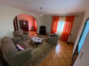 - un salon avec deux canapés et une table dans l'établissement Maria's House - São Jorge, à Santana