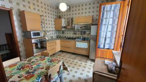 a small kitchen with a table in a room at Appartamento spazioso e fresco in punto strategico. in Castellammare del Golfo