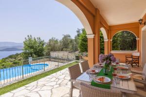 Bazén v ubytování Villa Serpa by Villa Plus nebo v jeho okolí