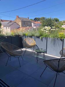 a group of chairs and tables on a patio at La Sodilie proche centre ville au calme Parking public gratuit in Nantes