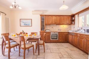 Kuchyň nebo kuchyňský kout v ubytování Villa Serpa by Villa Plus
