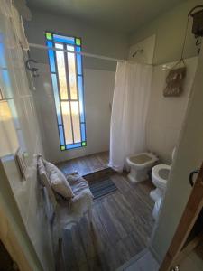 La salle de bains est pourvue de toilettes et d'une fenêtre. dans l'établissement las brisas casas de campo un lugar para soñar, à San Antonio de Arredondo