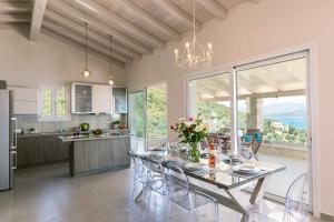 Η κουζίνα ή μικρή κουζίνα στο Villa Aurora Kerasia by Villa Plus