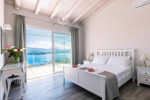 Ένα ή περισσότερα κρεβάτια σε δωμάτιο στο Villa Aurora Kerasia by Villa Plus