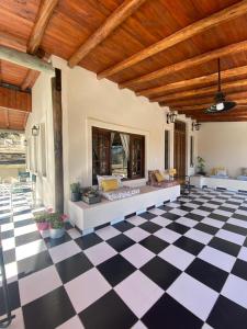 - un grand salon avec un sol en damier dans l'établissement las brisas casas de campo un lugar para soñar, à San Antonio de Arredondo