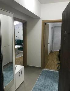 a room with a mirror and a room with a door at KENZA jednosobni stanovi in Podgorica