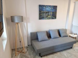 sala de estar con sofá y lámpara en Gemareia Lodge en Lefkada