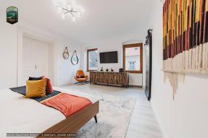 un soggiorno con letto e TV di Sierra - Northstar Apartments a Braşov