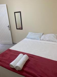 Un pat sau paturi într-o cameră la POUSADA DO SOL ITAUNAS