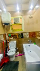 y baño con aseo, lavabo y bañera. en Four Seasons In Maadi, en El Cairo