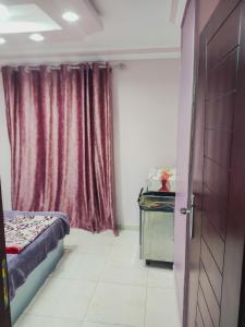 Een bed of bedden in een kamer bij Four Seasons In Maadi