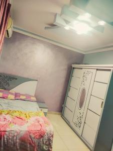 een slaapkamer met een bed en een plafondventilator bij Four Seasons In Maadi in Caïro