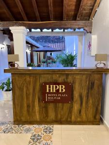 una señal que dice bar hp en un edificio en HOTEL PLAZA BOLIVAR MOMPOX ubicado en el centro histórico con parqueadero interno en Mompos