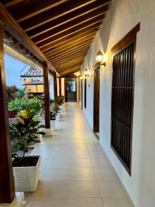 un pasillo de una casa con techo en HOTEL PLAZA BOLIVAR MOMPOX ubicado en el centro histórico con parqueadero interno, en Mompox